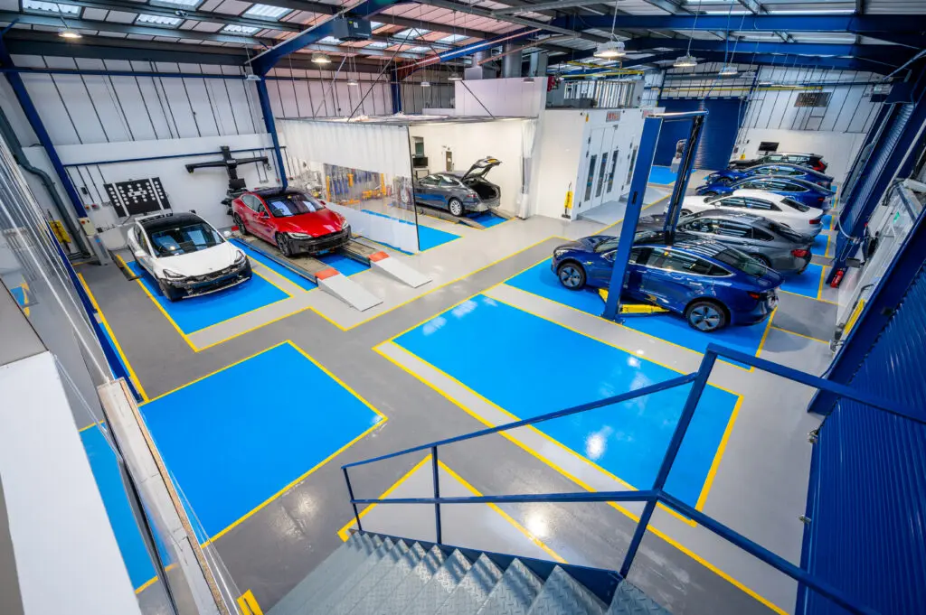 Image showing Finesse Accident Repair body shop with cars 